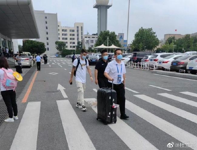 辣妈杰西卡・阿尔芭沙滩秀身材 与老公贴身戏水 2009-08-03 甜心辣妈杰西卡・艾尔芭(JessicaAlba)当地时间8月1日和老公卡什・沃伦(CashWarren) 在马利布海边度假。